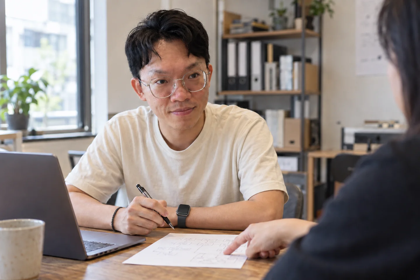 李瑞 Ray 與主管討論工作流程的品牌情境照,使用本人照片 AI 合成